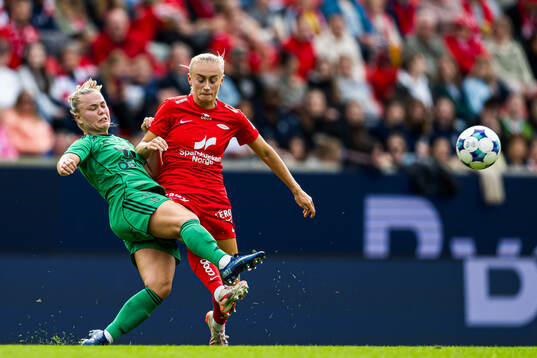 Olaug Tvedten of Vålerenga and Lauren Alison Davidson of