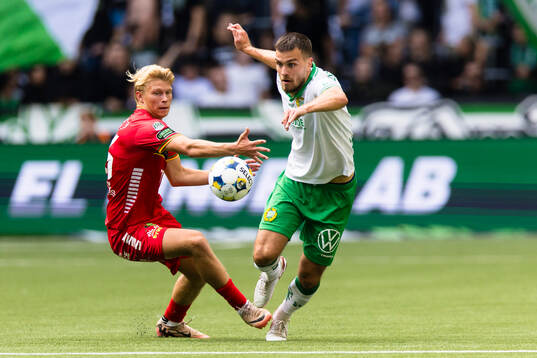 Hammarbys Pavle Vagic i kamp om bollen med GAIS Rasmus