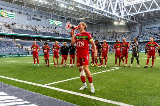 GAIS August Wängberg jublar med spelarna