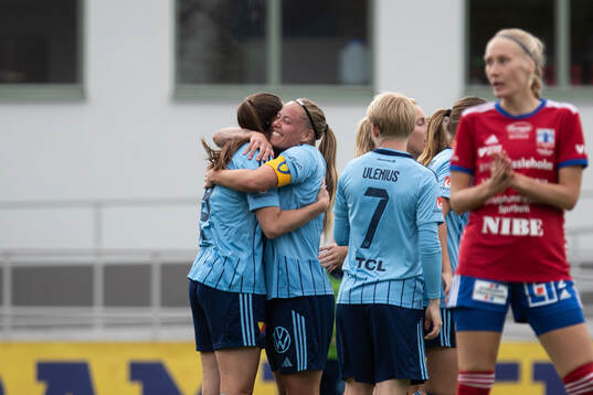 Djurgårdens Pauline Hammarlund och Therese Åsland jublar