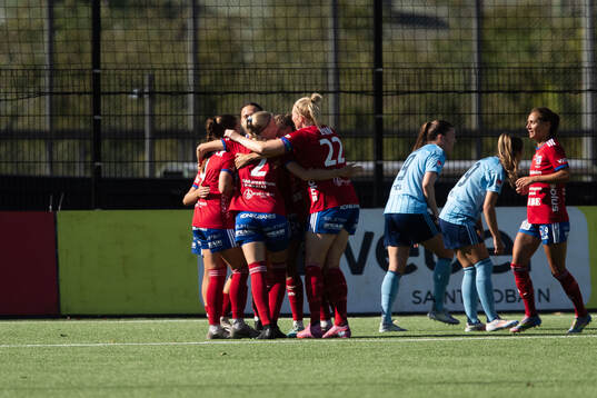 Vittsjös Daniela Galic jublar med lagkamrater