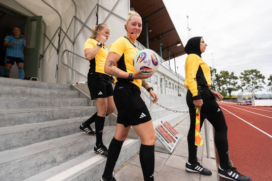 Domare Isabelle Svensson samt assisterande domare Josefine