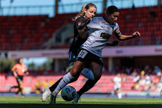 Växjö DFFs Emma Holmqvist och Häckens Tabby Tindell