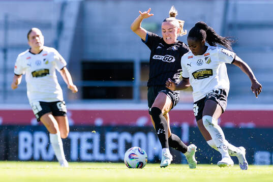 Växjö DFFs Larkin Russel och Häckens Monica Jusu Bah