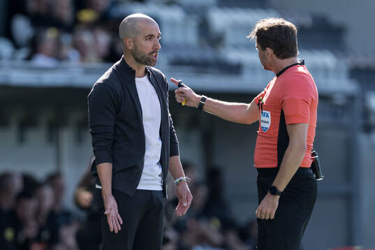 Östers tränare Martin Foyston och domare Joakim Östling
