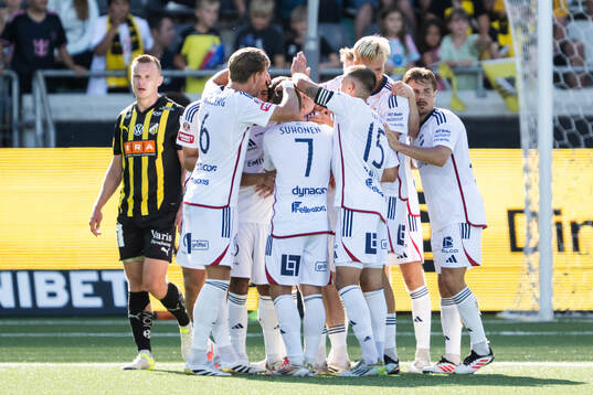 Östers Daniel Ljung jublar med lagkamrater