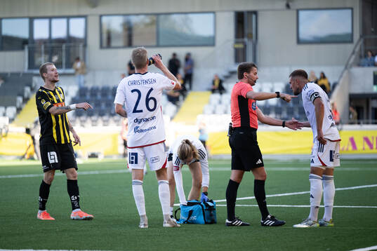 Häckens Simon Gustafson reagerar mot Östers Ivan Kricak