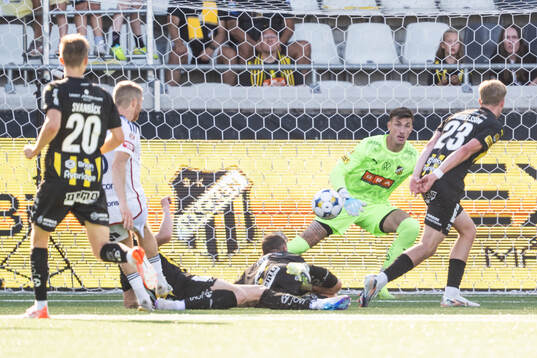 Östers Daniel Ljung gör 0-1 bakom Häckens målvakt