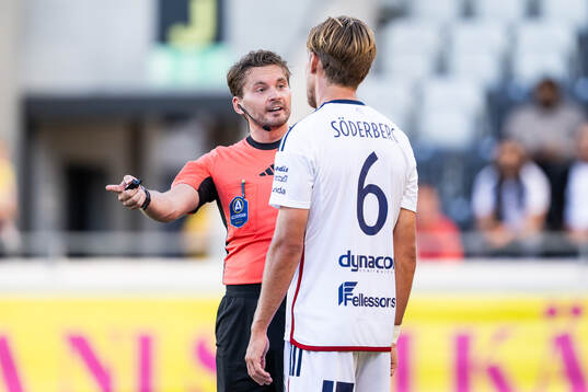 Domare Joakim Östling och Östers Noah Söderberg