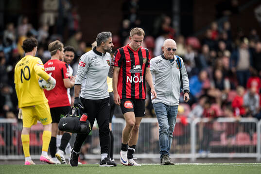 Brommapojkarnas Victor Lind lämnar planen