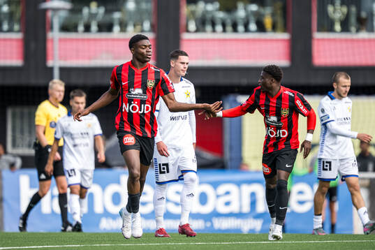 Brommapojkarnas Ezekiel Alladoh jublar