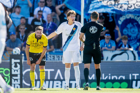 Djurgårdens August Priske Flyger i diskussion med domare