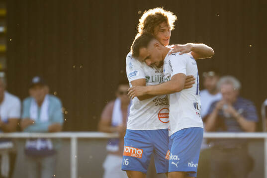 Värnamos Antonio Kujundzic och Ajdin Zeljkovic jublar