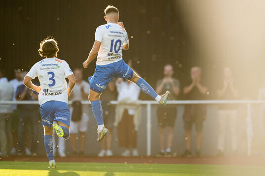 Värnamos Axel Björnström och Ajdin Zeljkovic jublar