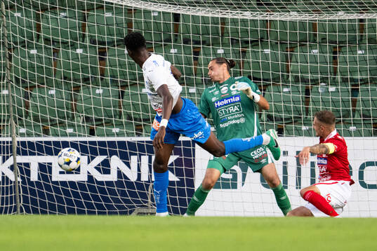 Värnamos Rufai Mohammed gör 2-1 bakom Degerfors målvakt
