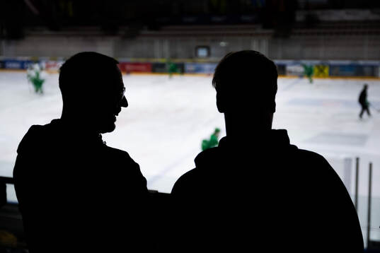 Siluetter av Zugs assisterande tränare Roger Hansson och