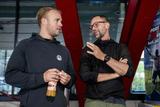 Rögles sportchef Hampus Sjöström och Zugs assisterande