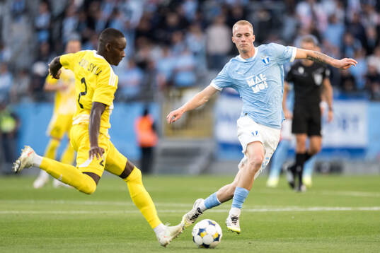 Abdoulaye Sylla of SK Sigma Olomouc and Daniel Gudjohnsen