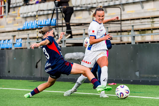 Rosengårds Anastasiya Pabiahaila och Växjö DFFs Larkin