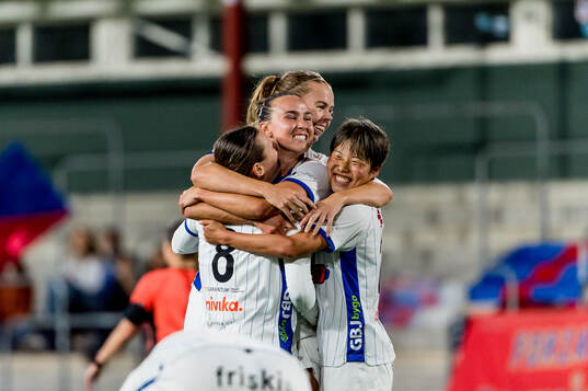 Växjö DFFs spelare jublar