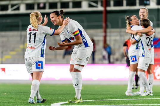 Växjö DFFs Sophia Redenstrand och Nellie Karlsson jublar