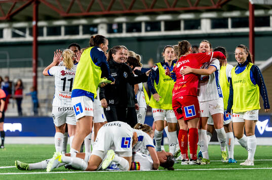 Växjö DFFs spelare jublar