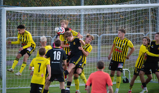 IFK Hässleholms målvakt Gabriel Gagzis boxar undan bollen