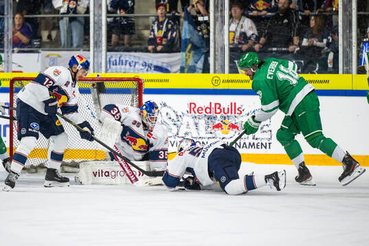 Münchens Brady Ferguson, målvakt Mathias Niederberger i