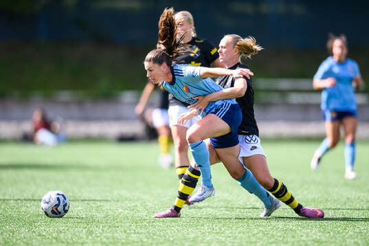Djurgårdens Pauline Hammarlund och AIKs Matilda Plan