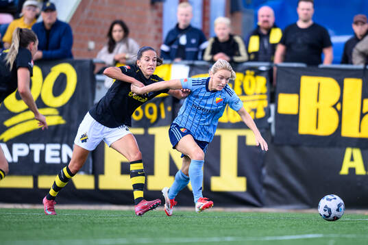 AIKs Anna Oskarsson och Djurgårdens Mimmi Larsson