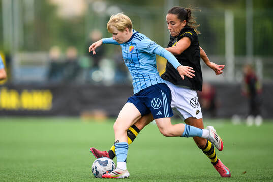 Djurgårdens Olivia Ulenius och AIKs Anna Oskarsson