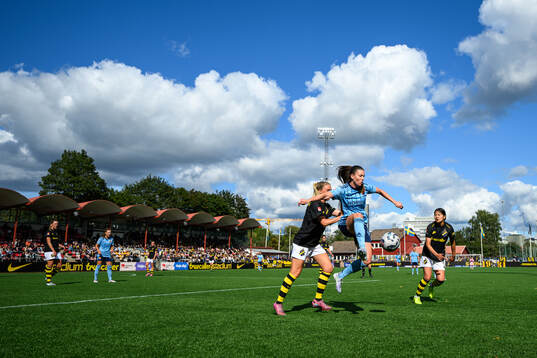 AIKs Ida Björnberg och Djurgårdens Pauline Hammarlund