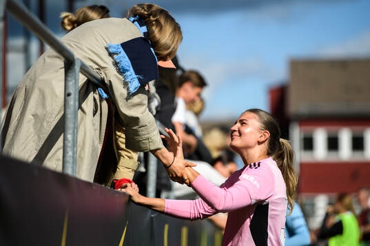 Djurgårdens målvakt Anna Aurora Koivunen jublar