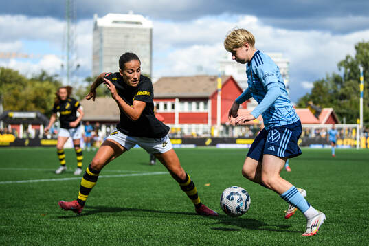 AIKs Anna Oskarsson och Djurgårdens Olivia Ulenius