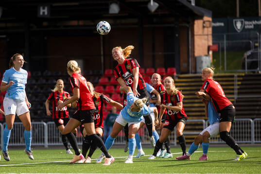 Brommapojkarnas Julia Laukström når högst på en hörna