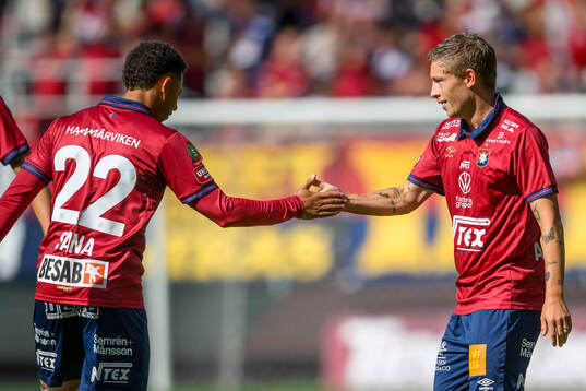 Örgrytes Tobias Sana  och målskytt Anton Andreasson jublar