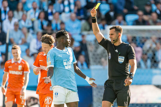 Malmö FFs Salifou Soumah tilldelas ett gult kort av domare