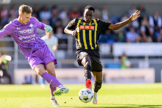 Värnamos målvakt Hugo Keto och Häckens John Paul Dembe