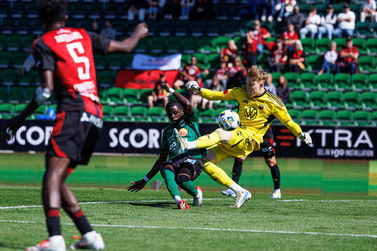Varbergs Calvin Kabuye och Östersunds målvakt Rasmus