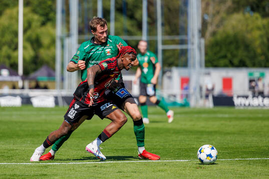 Varbergs Niklas Dahlström och Östersunds Chovanie Shakur