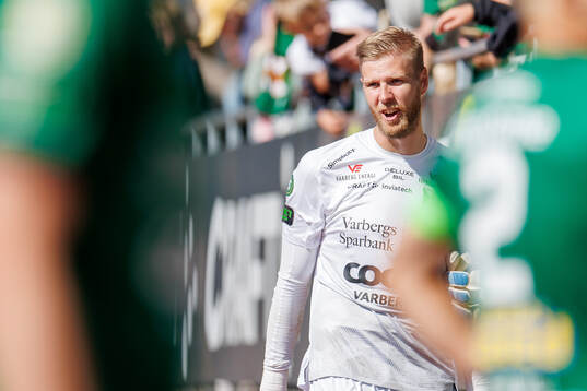 Varbergs målvakt Fredrik Andersson jublar