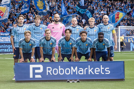 Djurgårdens startelva ställer upp för en lagbild