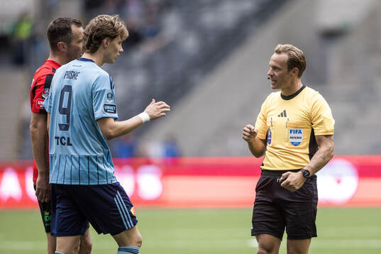 Djurgårdens August Priske Flyger i samtal med Domare