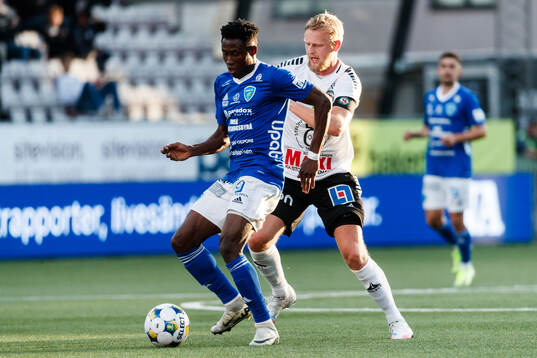 Umeå FCs Yiriyon Gideon Yaw och Örebros Karl Holmberg