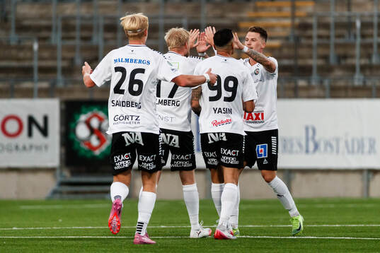 Örebros Karl Holmberg jublar