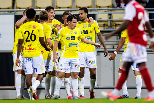 Falkenbergs Isaac Shears jublar med lagkamrater