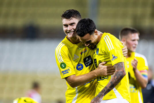 Falkenbergs Albin Andersson och Isaac Shears jublar