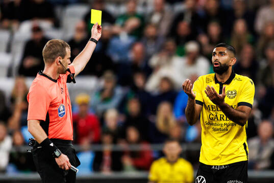 Domare Richard Sundell varnar Mjällbys Abdullah Iqbal