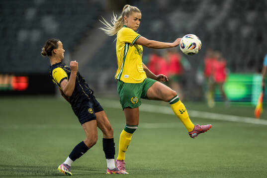 Nadiia Kunina of Metalist 1925 and Anna Jøsendal of