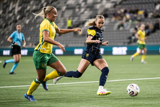 Cathinka Tandberg  of Hammarby and Yana Kotyk of Metalist